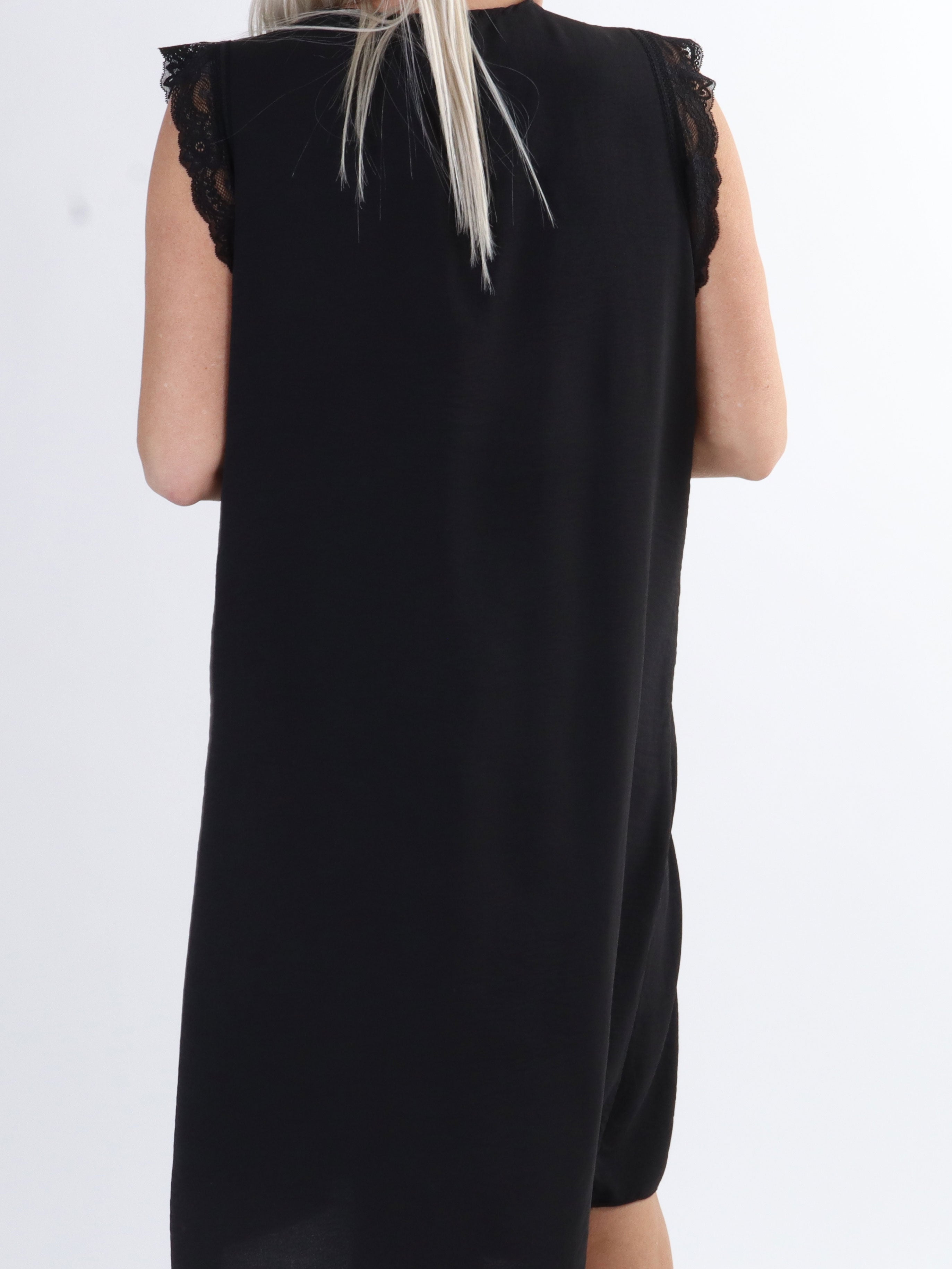 Elly - Söt sommarklänning i plus size med söt spets